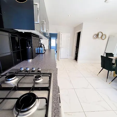Large 5 Brh For Contractors,families And Business Free Parking Birmingam